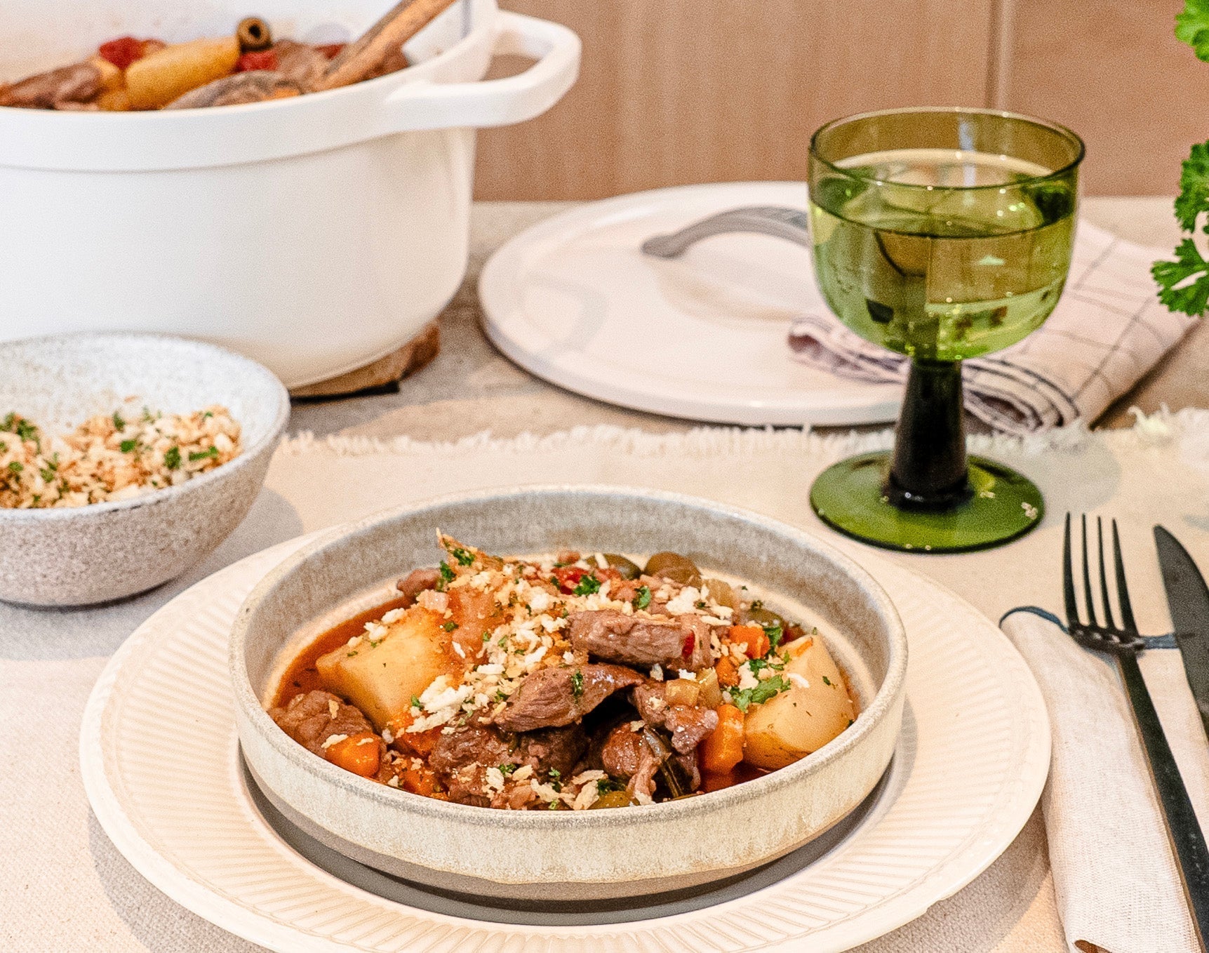 Lamsstoofpotje met olijven, citroen en pangrattato