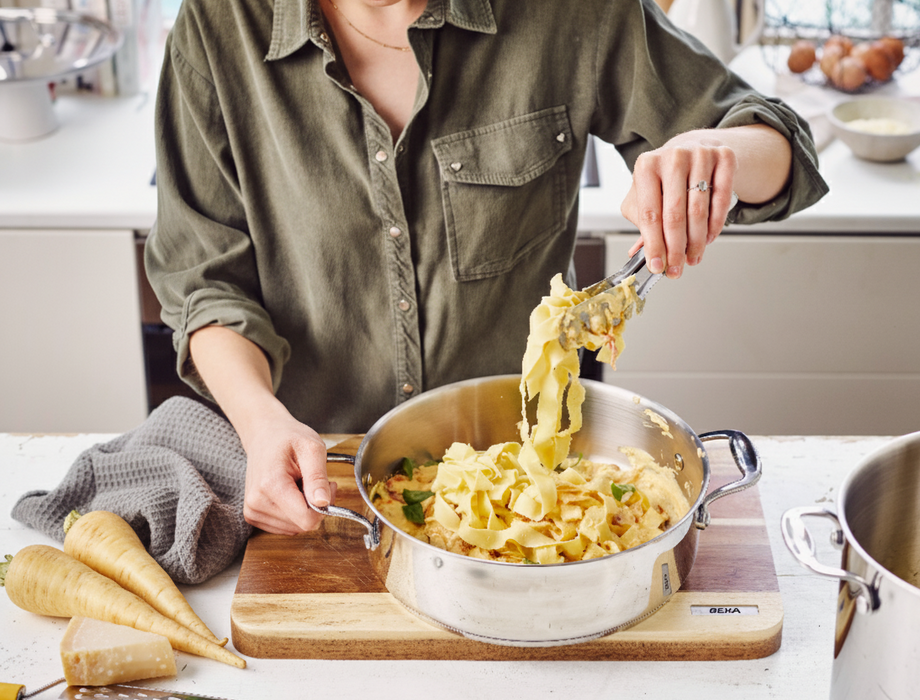 Pappardelle met romige pastinaaksaus, pancetta en pecorino