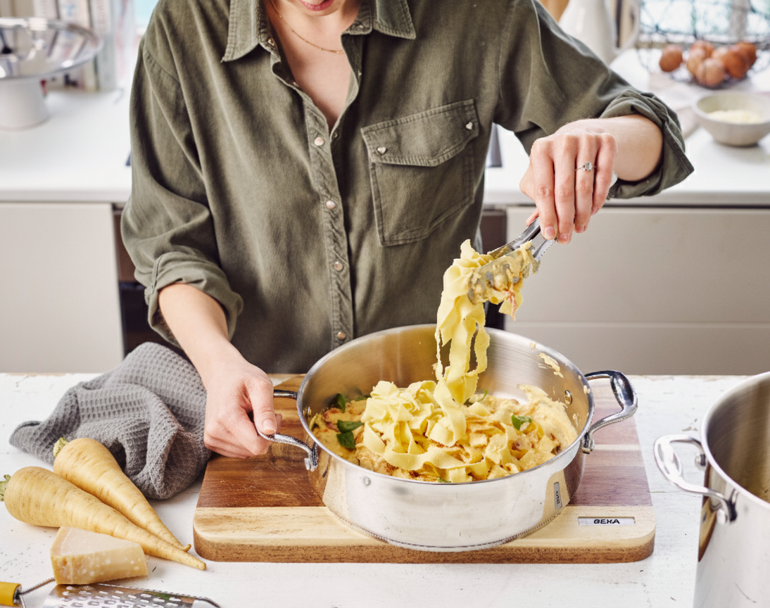 Pappardelle met romige pastinaaksaus, pancetta en pecorino