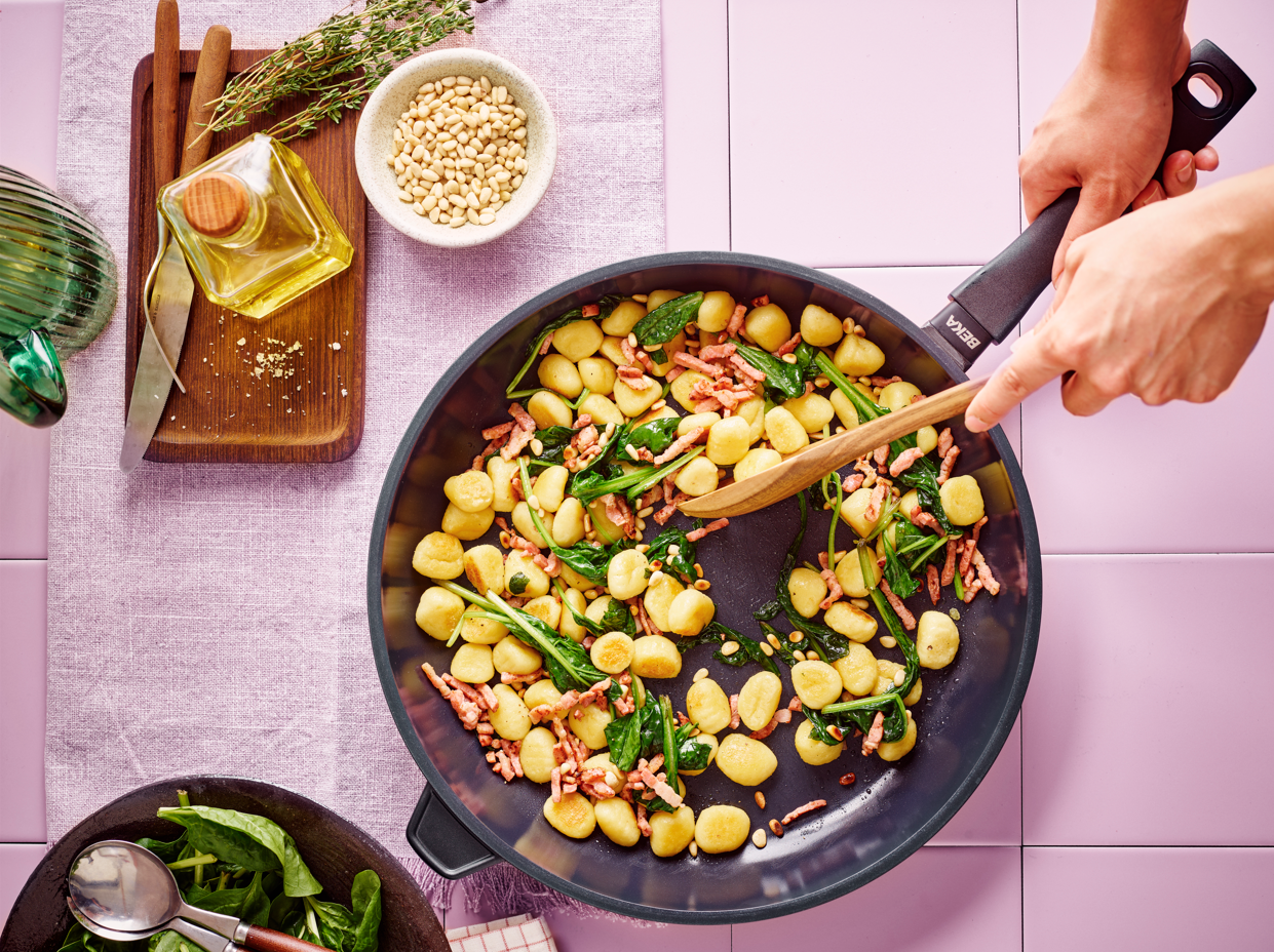 Gnocchi met spinazie, spekjes en pijnboompitten – snel & smaakvol