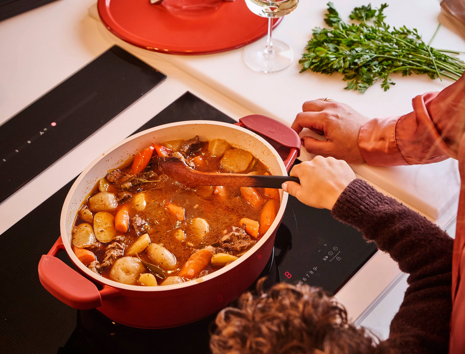 Stoofpotje van hert met aardappelen, wortel en raapjes