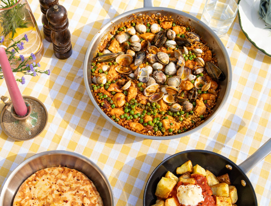 Spaanse paella met kip, erwtjes & schelpjes