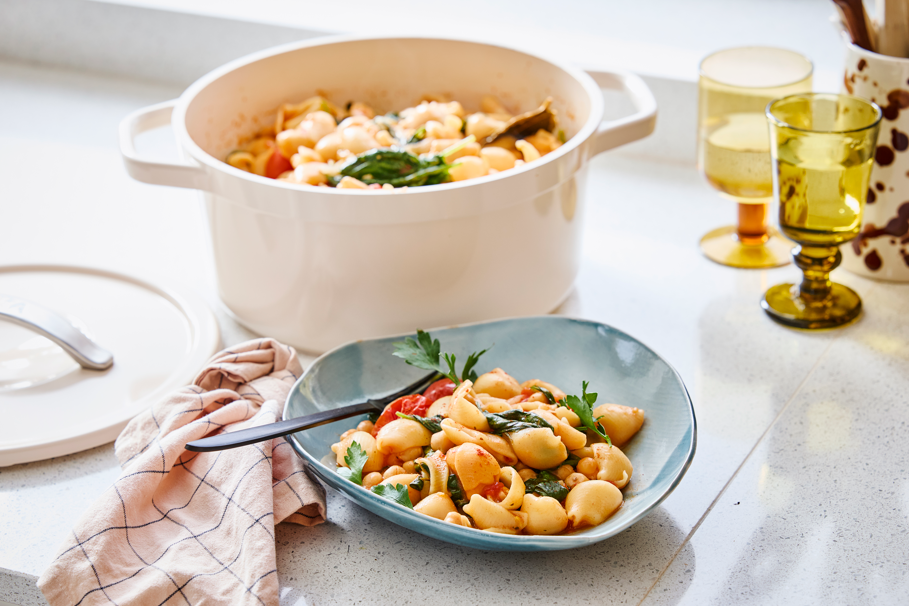 Mediterrane éénpanspasta met tomaat en spinazie