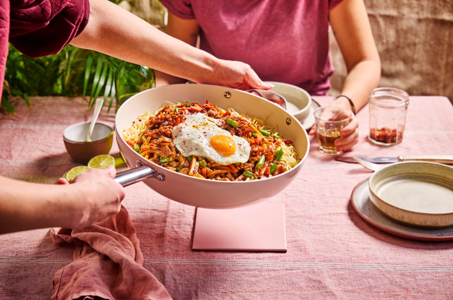 Nouilles au porc pimenté, légumes de printemps croquants et œuf au plat