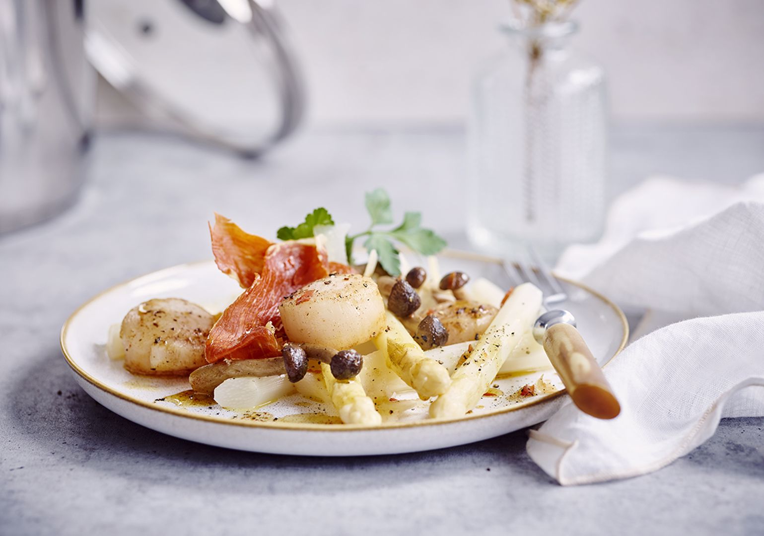 Witte asperges met Sint Jakobsnoten en Gandaham