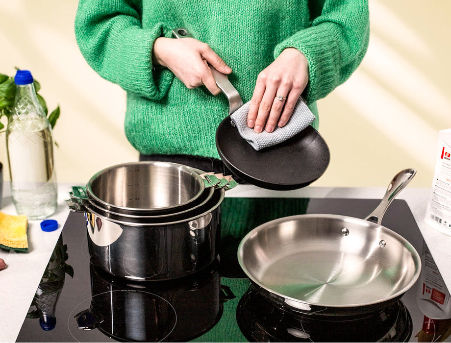 Pannen schoonmaken en onderhouden: zo doe je het per materiaaltype