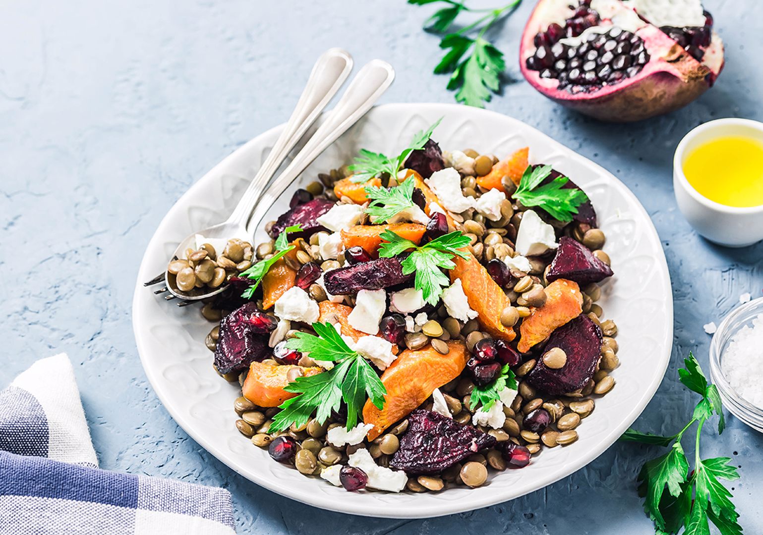 Gezonde salade met geroosterde groenten, linzen en fetakaas
