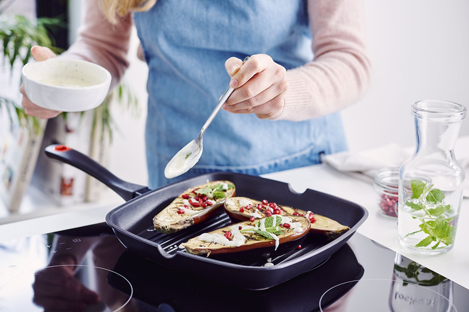 Aubergines met frisse yoghurtsaus en granaatappelpitjes