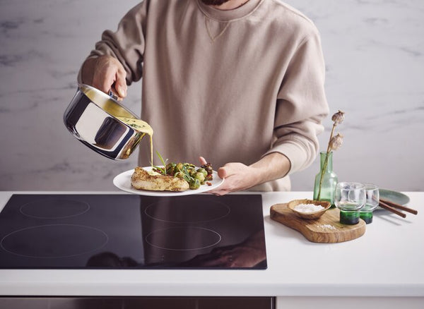 Maestro casserole avec becs verseurs et couvercle