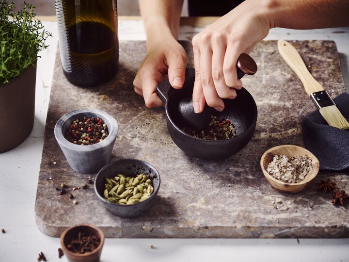 Set de cadeau: un tablier de cuisine & un mortier et un pilon