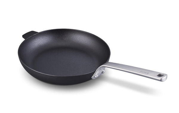 Stark frying pan with helper handle
