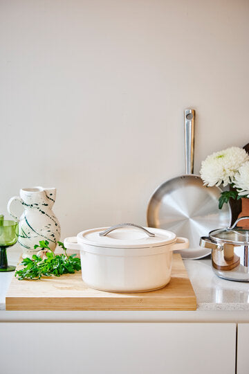 Plume round dutch oven