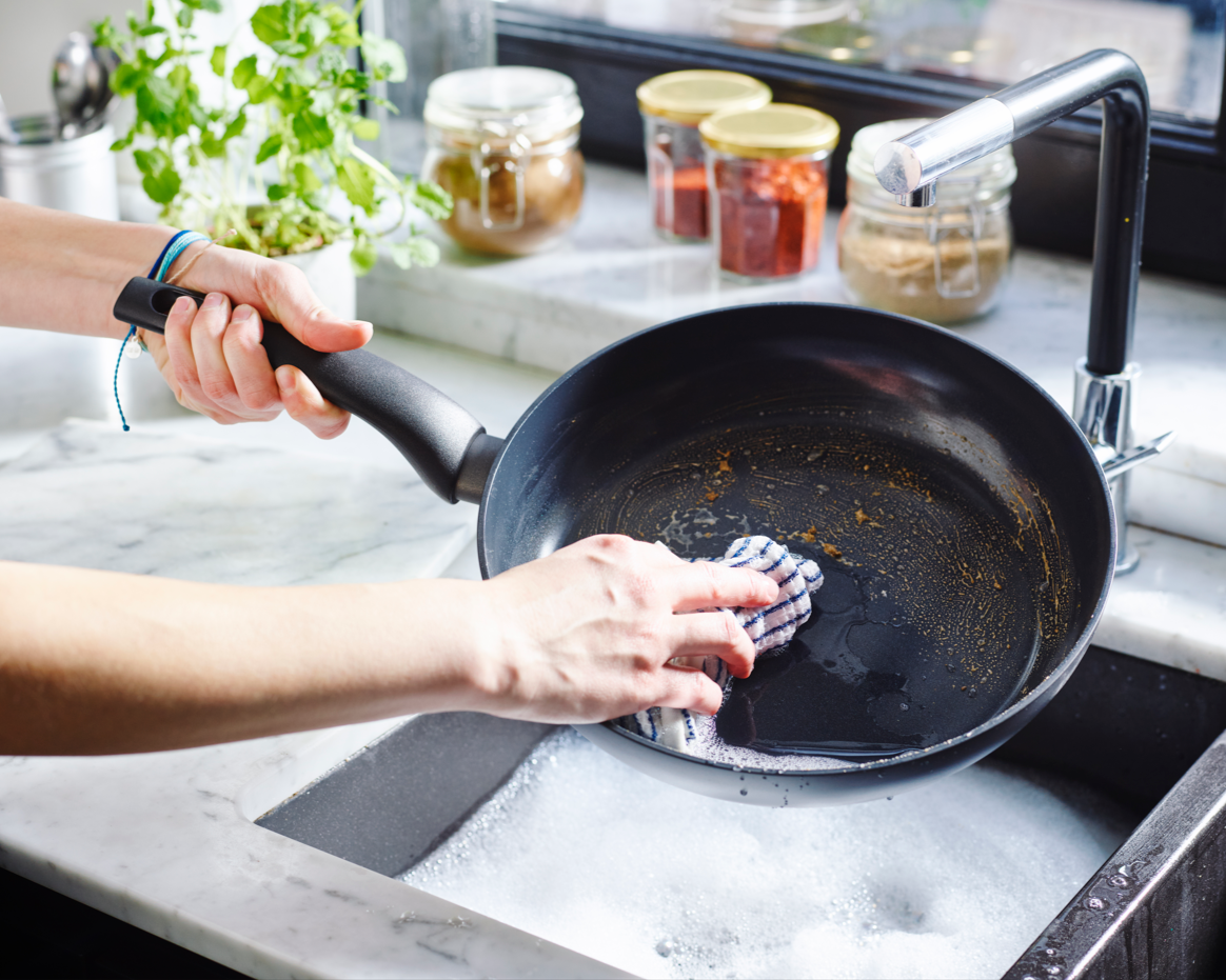 How to Clean Stains from Nonstick Pan: Easy and Effective Tips
